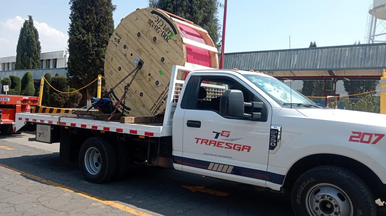 Camioneta TRAESGA con plataforma y carrete de cable